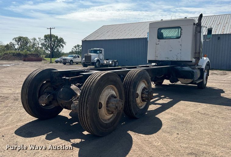 image for item DJ6339 1989 Kenworth T800  truck cab and chassis