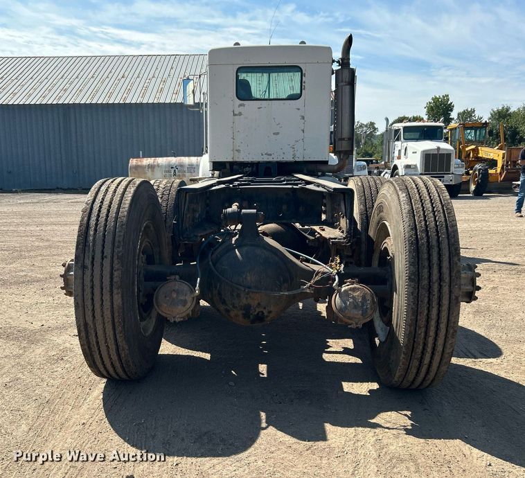 image for item DJ6339 1989 Kenworth T800  truck cab and chassis