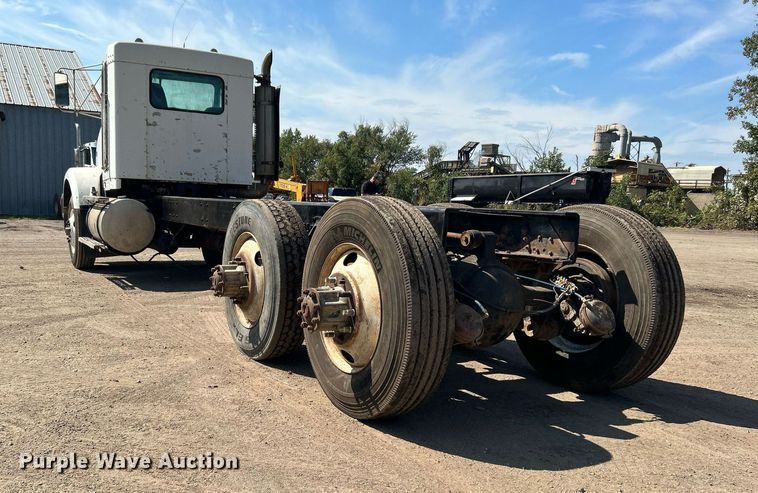 image for item DJ6339 1989 Kenworth T800  truck cab and chassis