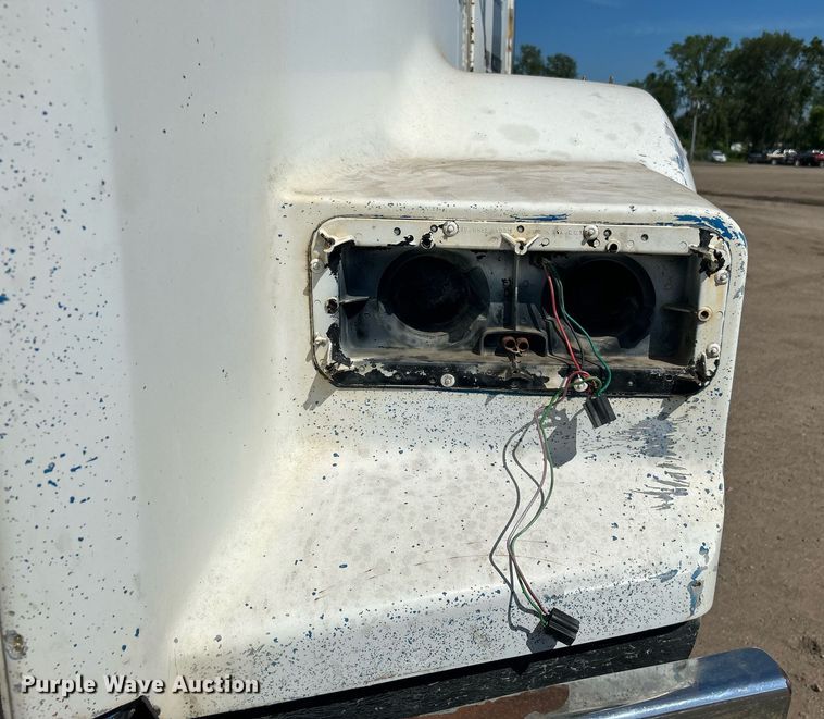 image for item DJ6339 1989 Kenworth T800  truck cab and chassis