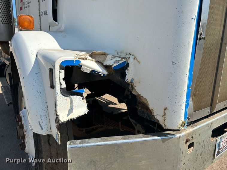 image for item DJ6339 1989 Kenworth T800  truck cab and chassis