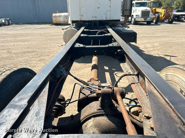 image for item DJ6339 1989 Kenworth T800  truck cab and chassis