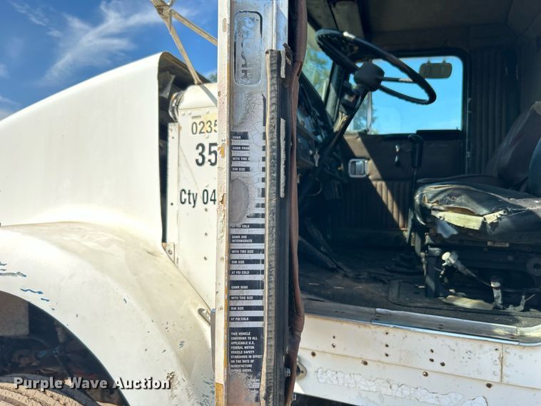 image for item DJ6339 1989 Kenworth T800  truck cab and chassis