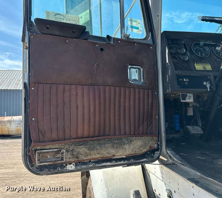 image for item DJ6339 1989 Kenworth T800  truck cab and chassis