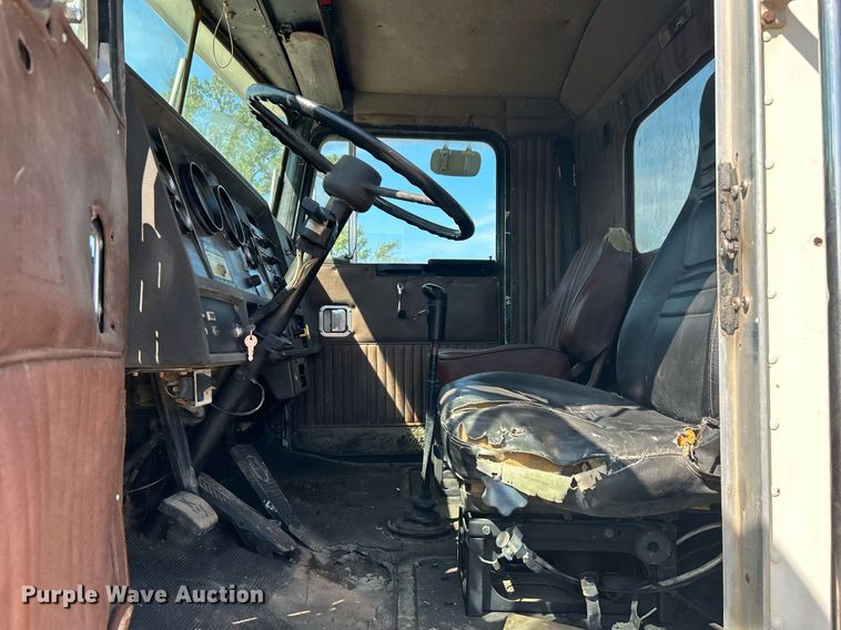 image for item DJ6339 1989 Kenworth T800  truck cab and chassis