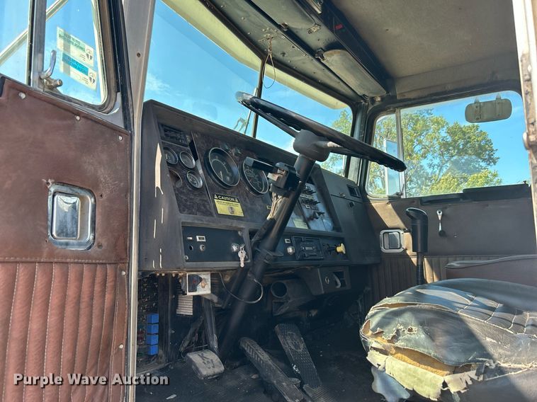 image for item DJ6339 1989 Kenworth T800  truck cab and chassis