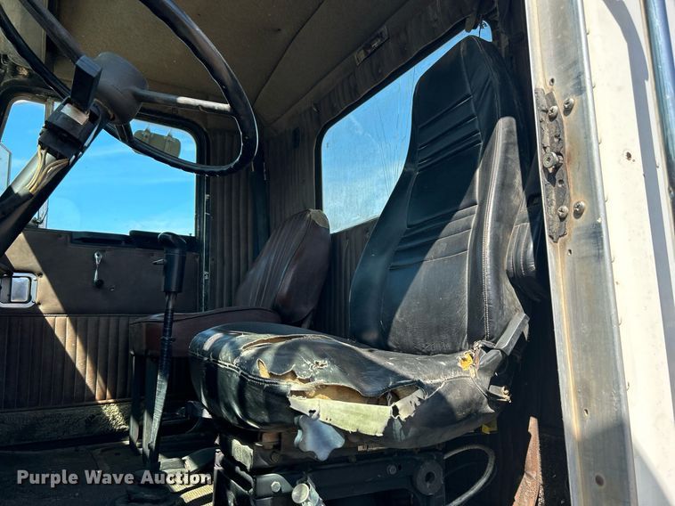 image for item DJ6339 1989 Kenworth T800  truck cab and chassis