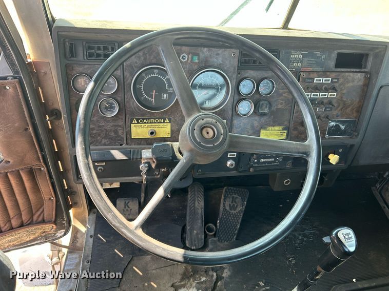 image for item DJ6339 1989 Kenworth T800  truck cab and chassis