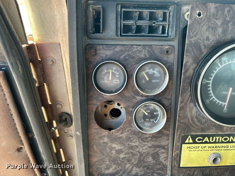 image for item DJ6339 1989 Kenworth T800  truck cab and chassis