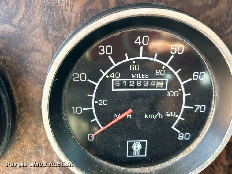 image for item DJ6339 1989 Kenworth T800  truck cab and chassis