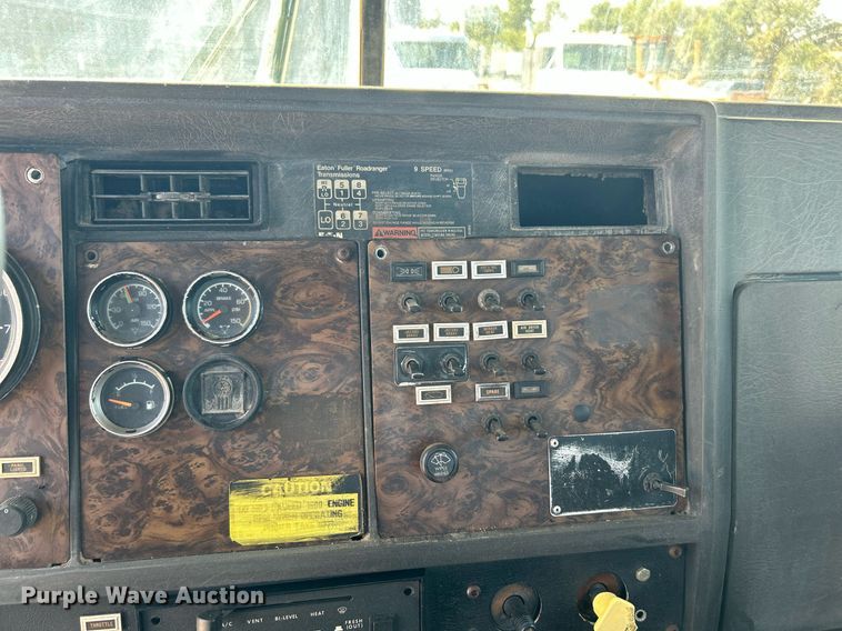 image for item DJ6339 1989 Kenworth T800  truck cab and chassis