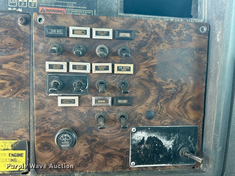 image for item DJ6339 1989 Kenworth T800  truck cab and chassis