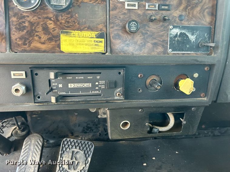 image for item DJ6339 1989 Kenworth T800  truck cab and chassis