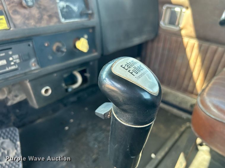 image for item DJ6339 1989 Kenworth T800  truck cab and chassis