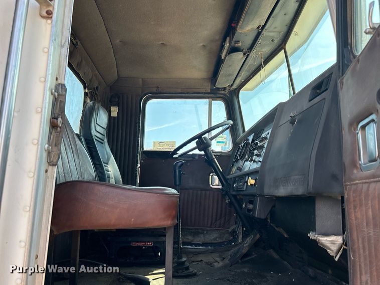 image for item DJ6339 1989 Kenworth T800  truck cab and chassis