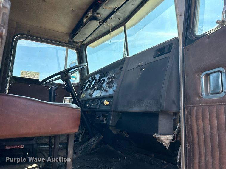 image for item DJ6339 1989 Kenworth T800  truck cab and chassis