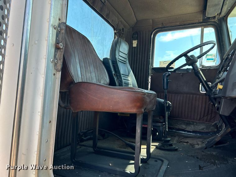 image for item DJ6339 1989 Kenworth T800  truck cab and chassis