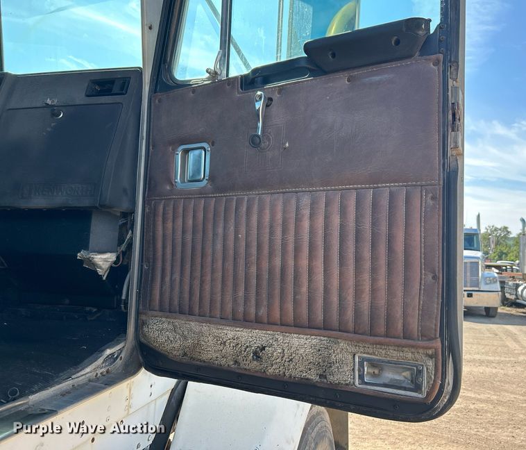 image for item DJ6339 1989 Kenworth T800  truck cab and chassis