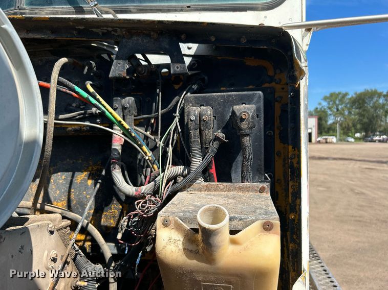 image for item DJ6339 1989 Kenworth T800  truck cab and chassis