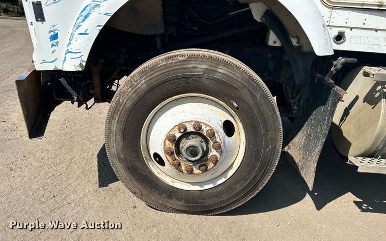 image for item DJ6339 1989 Kenworth T800  truck cab and chassis