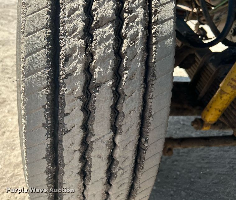 image for item DJ6339 1989 Kenworth T800  truck cab and chassis