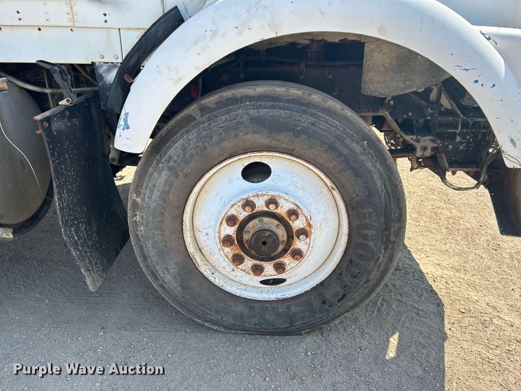 image for item DJ6339 1989 Kenworth T800  truck cab and chassis