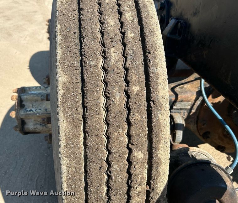 image for item DJ6339 1989 Kenworth T800  truck cab and chassis