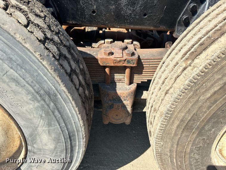 image for item DJ6339 1989 Kenworth T800  truck cab and chassis