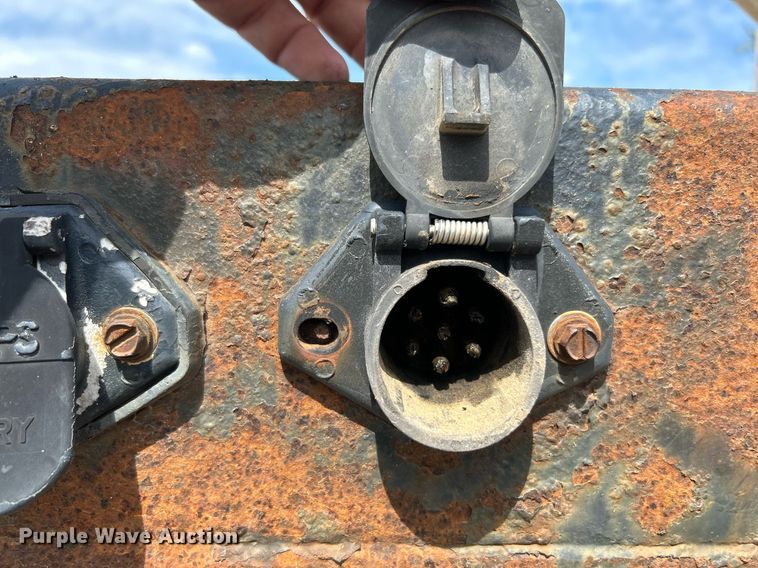 image for item DJ6340 2006 Fontaine  drop deck trailer