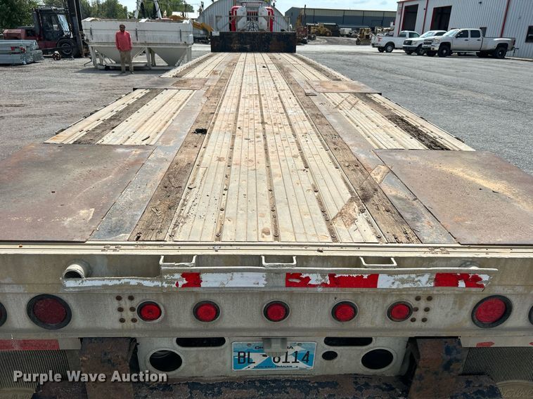 image for item DJ6340 2006 Fontaine  drop deck trailer