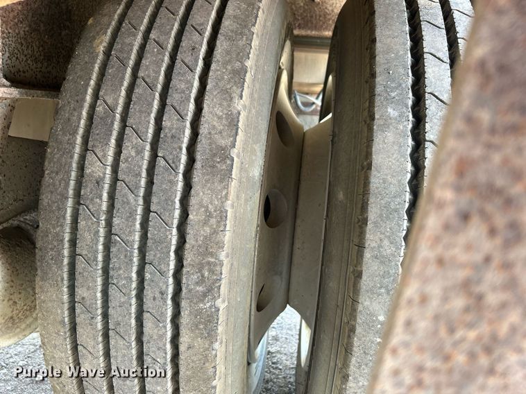 image for item DJ6340 2006 Fontaine  drop deck trailer