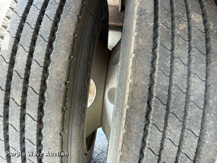 image for item DJ6340 2006 Fontaine  drop deck trailer