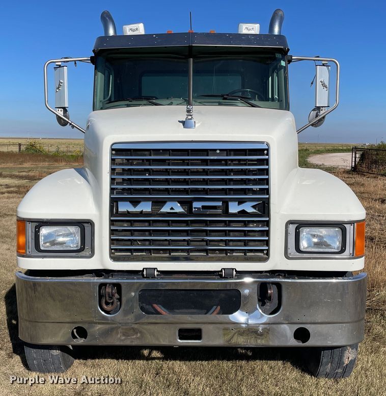 image for item DK2517 2006 Mack CHN613  semi truck