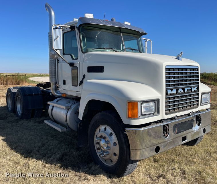 image for item DK2517 2006 Mack CHN613  semi truck