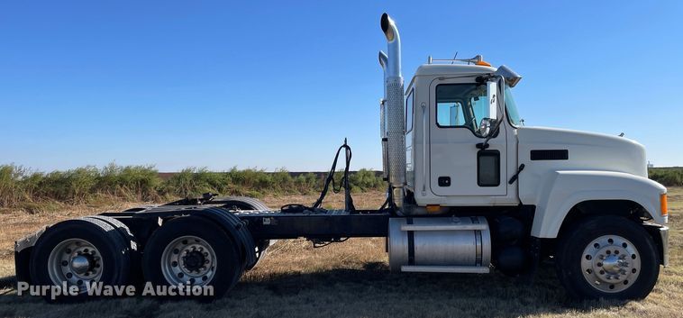 image for item DK2517 2006 Mack CHN613  semi truck