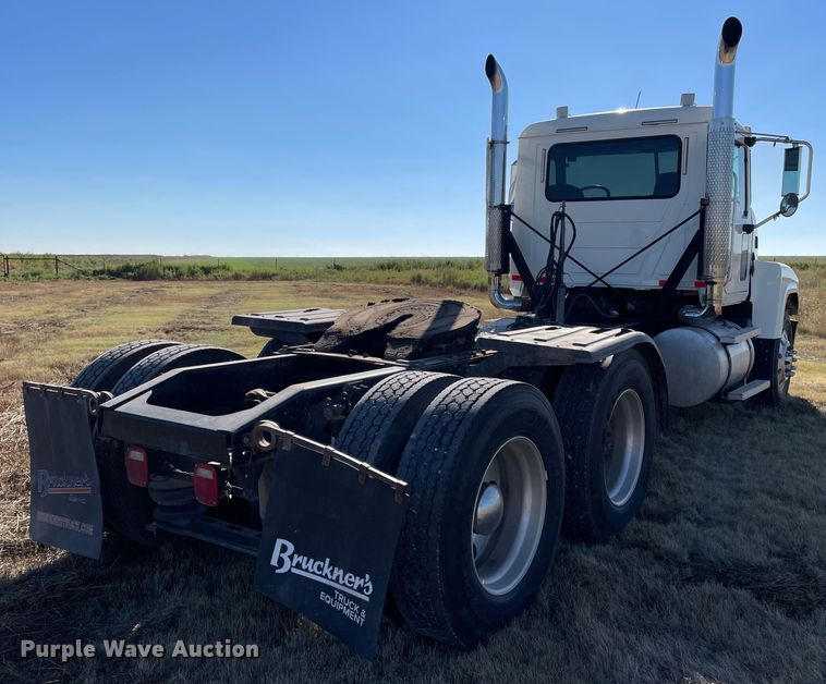 image for item DK2517 2006 Mack CHN613  semi truck