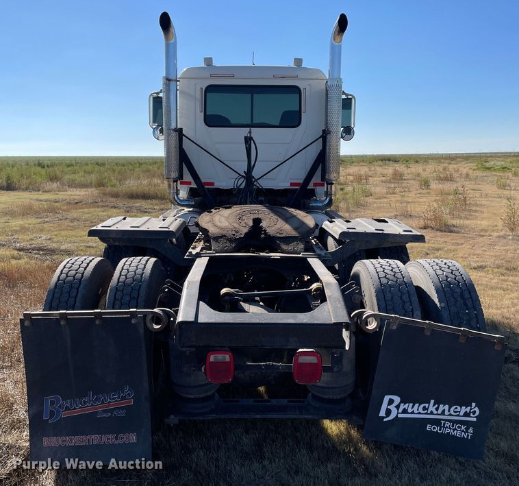 image for item DK2517 2006 Mack CHN613  semi truck