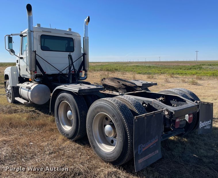 image for item DK2517 2006 Mack CHN613  semi truck