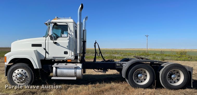 image for item DK2517 2006 Mack CHN613  semi truck