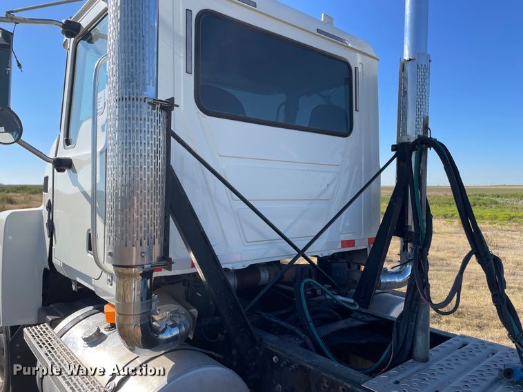 image for item DK2517 2006 Mack CHN613  semi truck