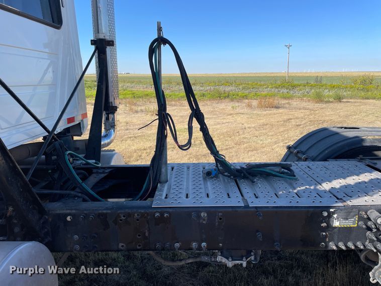 image for item DK2517 2006 Mack CHN613  semi truck