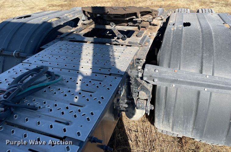 image for item DK2517 2006 Mack CHN613  semi truck