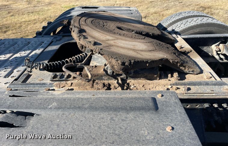 image for item DK2517 2006 Mack CHN613  semi truck