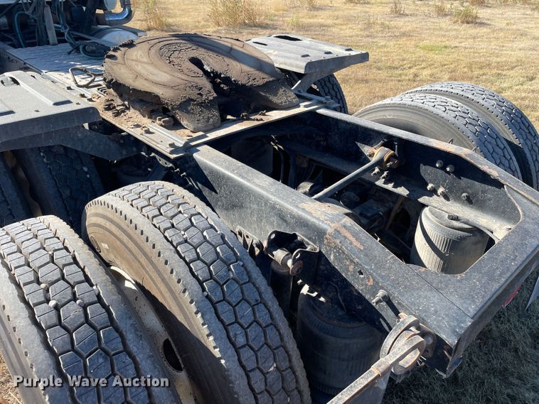 image for item DK2517 2006 Mack CHN613  semi truck