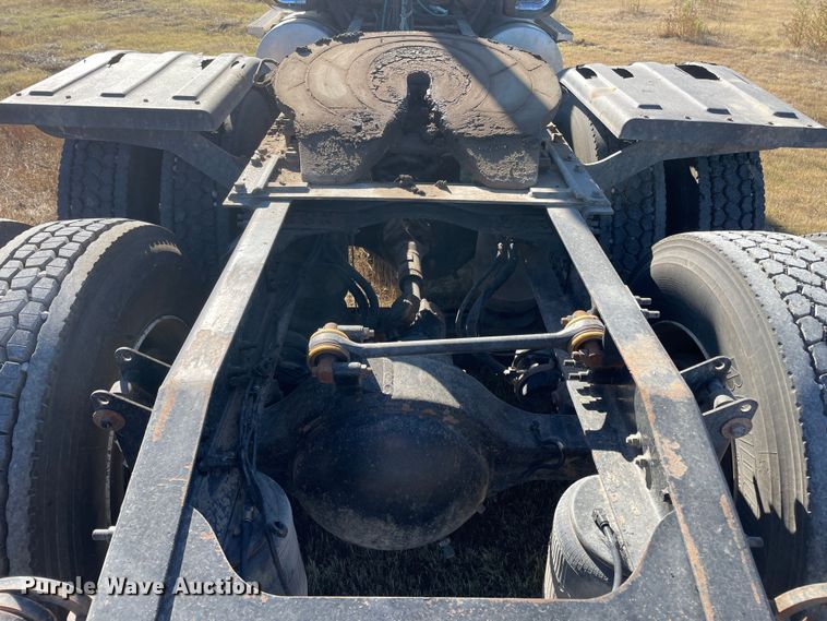 image for item DK2517 2006 Mack CHN613  semi truck