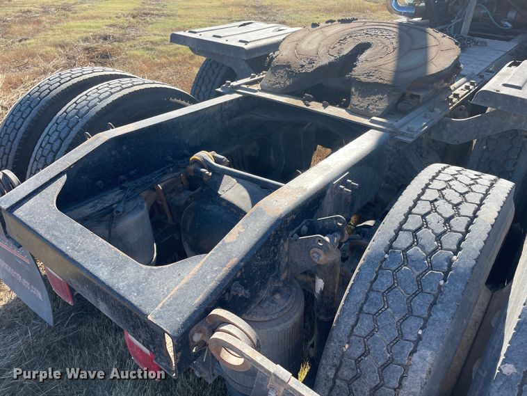 image for item DK2517 2006 Mack CHN613  semi truck