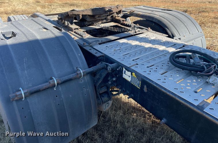 image for item DK2517 2006 Mack CHN613  semi truck