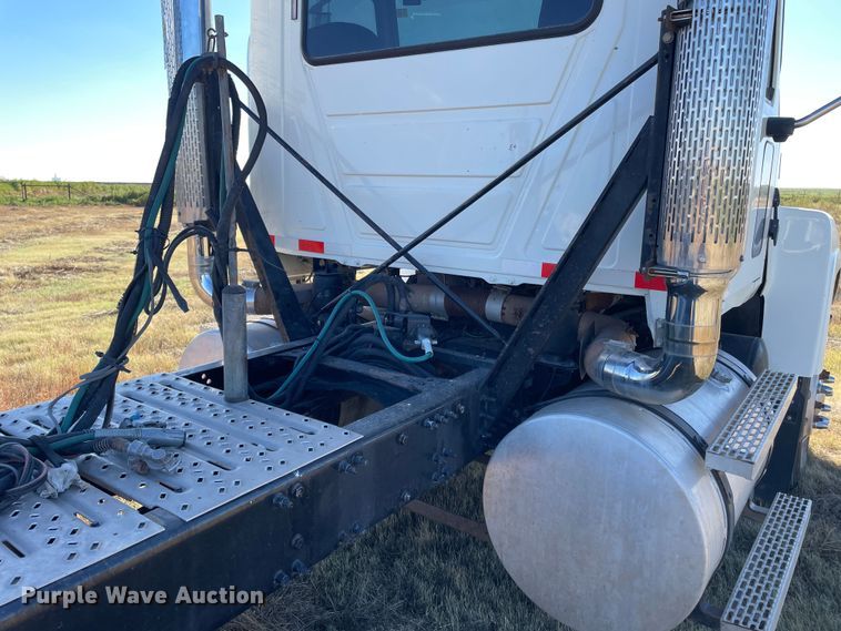 image for item DK2517 2006 Mack CHN613  semi truck