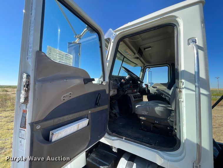 image for item DK2517 2006 Mack CHN613  semi truck