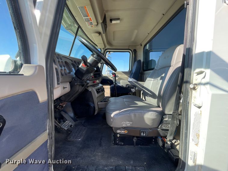 image for item DK2517 2006 Mack CHN613  semi truck